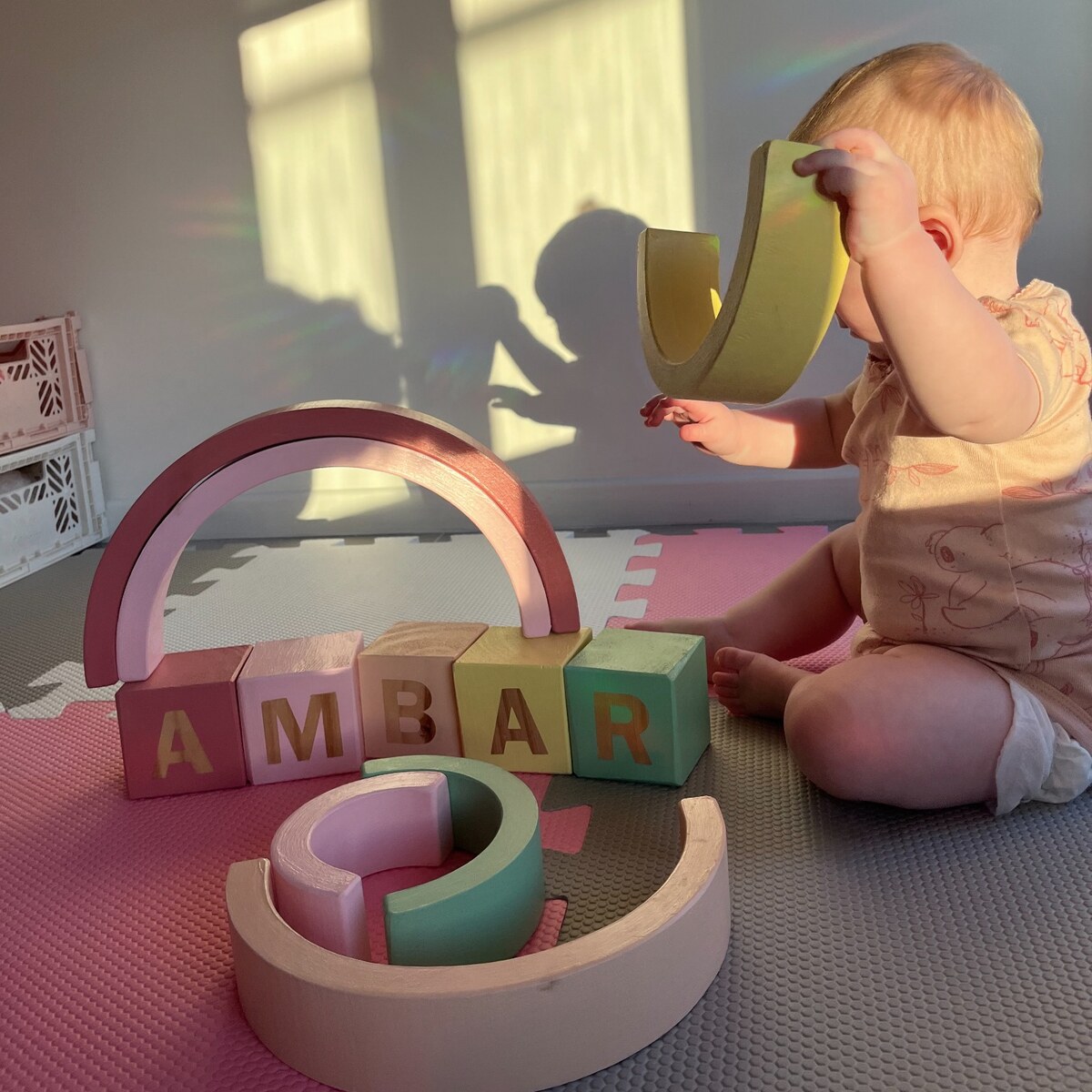 Ámbar jugando de espaldas con bloques de madera de colores